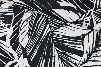 Viskosestoff mit Blättermuster und Leinenstruktur in Schwarz und Wollweiß quer