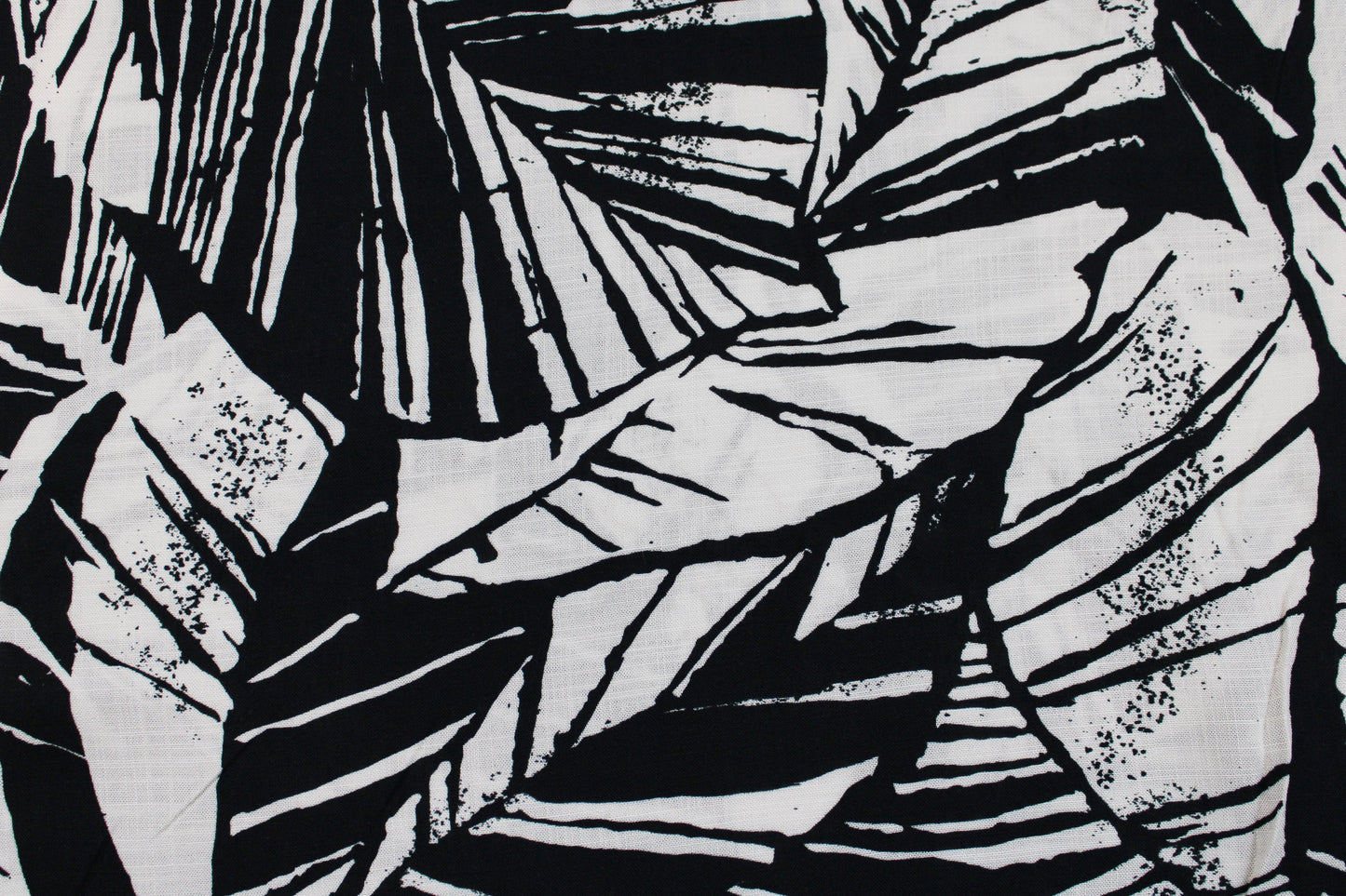 Viskosestoff mit Blättermuster und Leinenstruktur in Schwarz und Wollweiß Detailbild