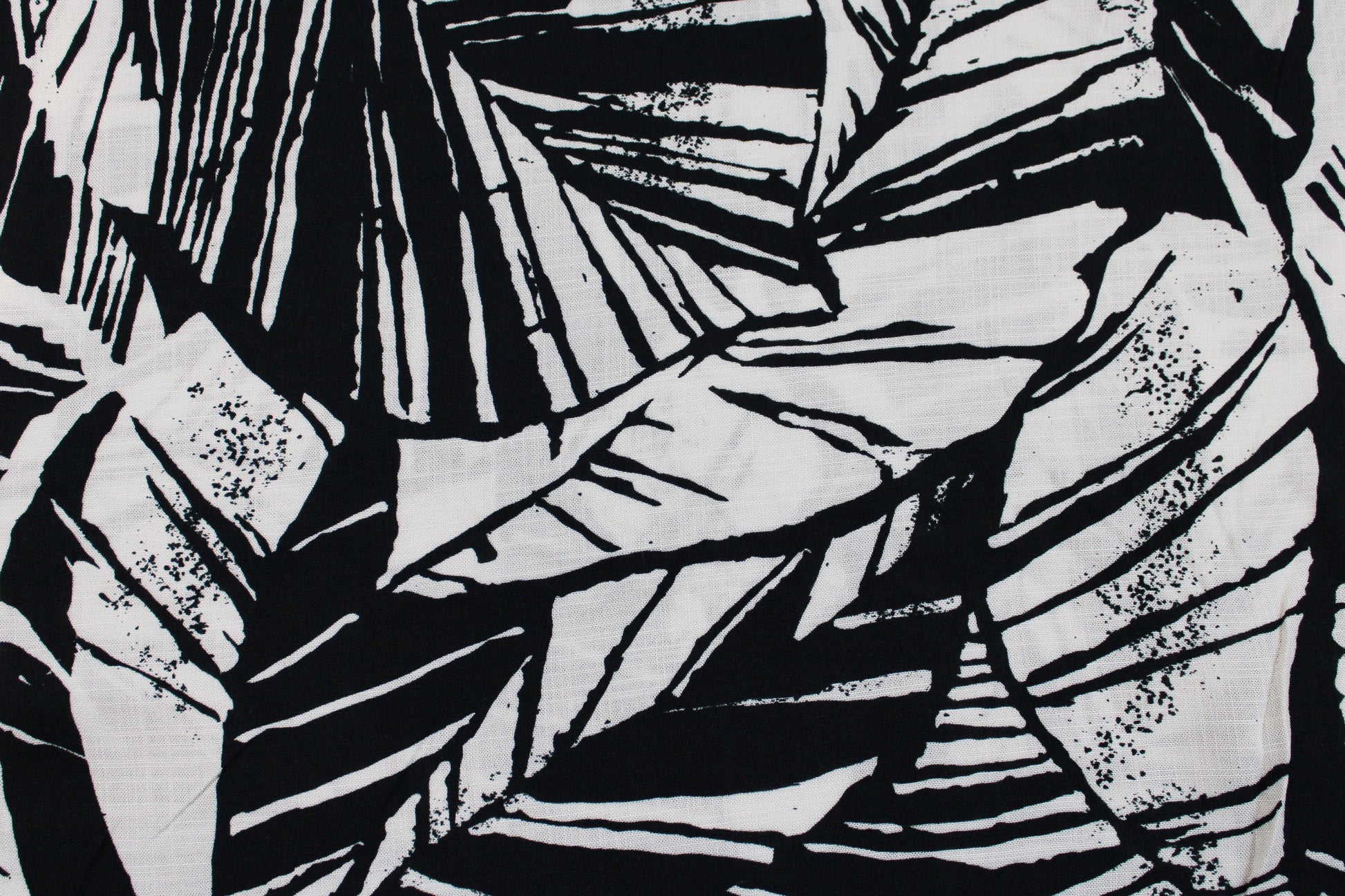 Viskosestoff mit Blättermuster und Leinenstruktur in Schwarz und Wollweiß Detailbild