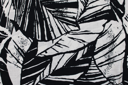 Viskosestoff mit Blättermuster und Leinenstruktur in Schwarz und Wollweiß Detailbild