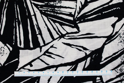 Viskosestoff mit Blättermuster und Leinenstruktur in Schwarz und Wollweiß Maßstab