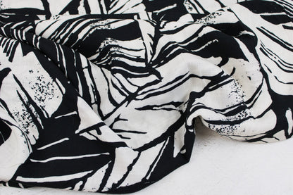Viskosestoff mit Blättermuster und Leinenstruktur in Schwarz und Wollweiß