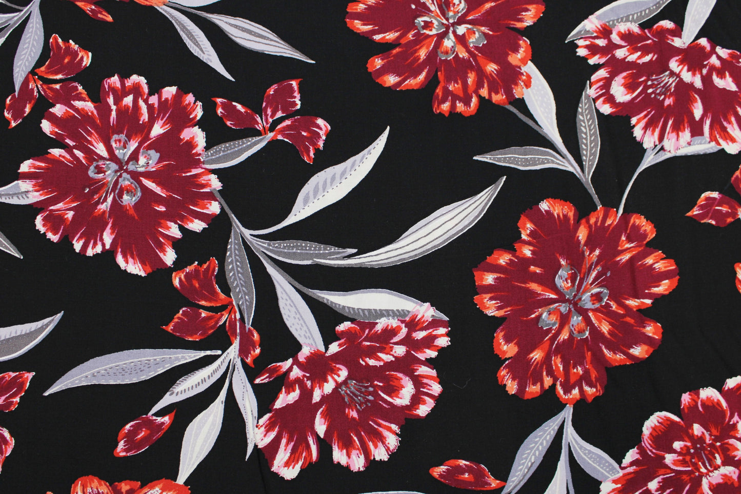 Schwarzer Viskosestoff mit roten Blumen Detailbild