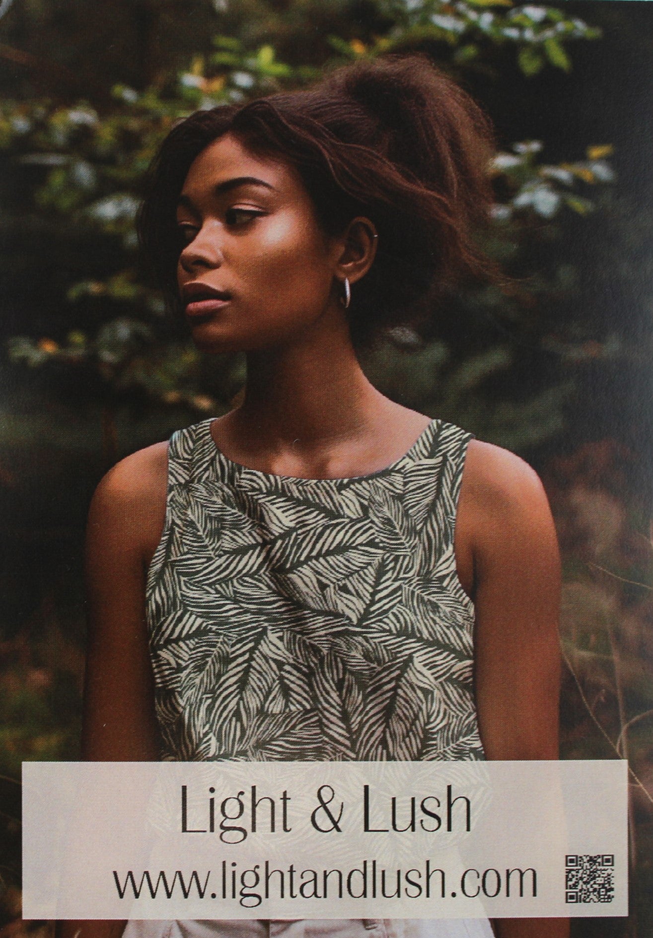 Viskosestoff von Light & Lush mit Blätterprint in Oliv und Ecru Designbeispiel