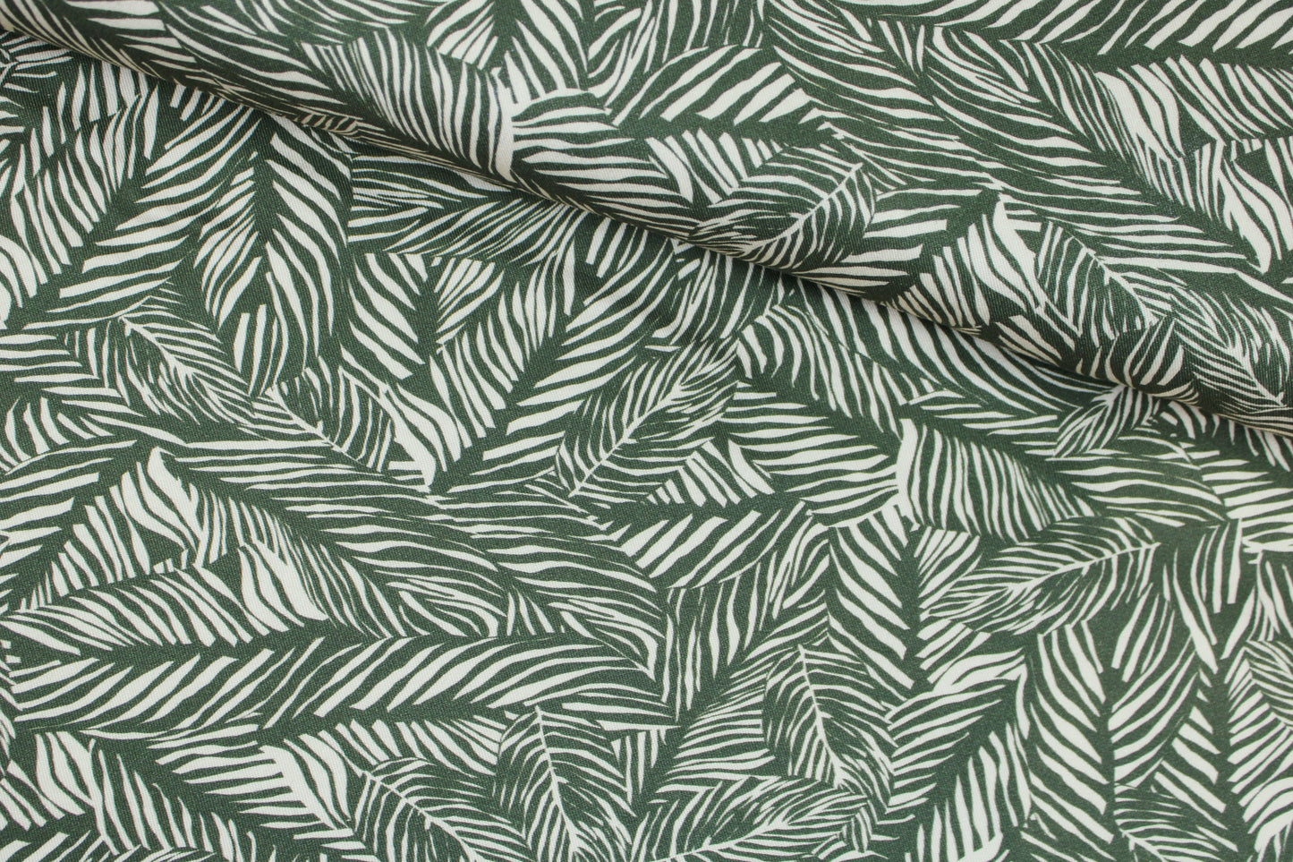 Viskosestoff von Light & Lush mit Blätterprint in Oliv und Ecru quer