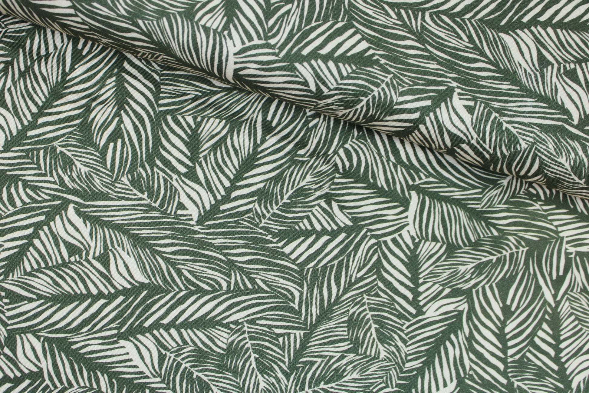 Viskosestoff von Light & Lush mit Blätterprint in Oliv und Ecru quer