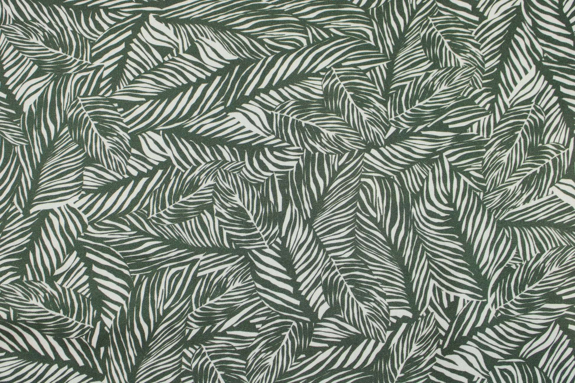 Viskosestoff von Light & Lush mit Blätterprint in Oliv und Ecru Detailbild