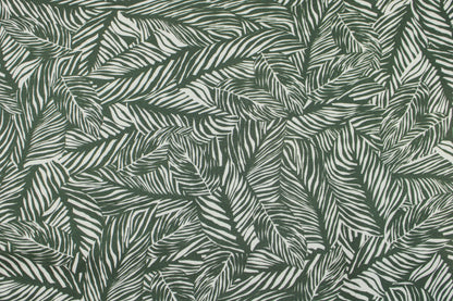 Viskosestoff von Light & Lush mit Blätterprint in Oliv und Ecru Detailbild