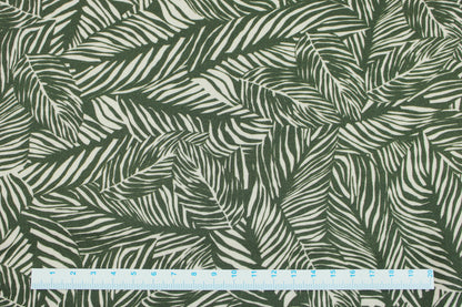 Viskosestoff von Light & Lush mit Blätterprint in Oliv und Ecru Maßstab