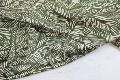 Viskosestoff von Light & Lush mit Blätterprint in Oliv und Ecru