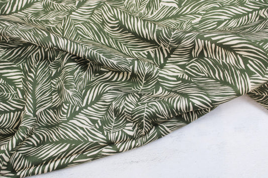 Viskosestoff von Light & Lush mit Blätterprint in Oliv und Ecru