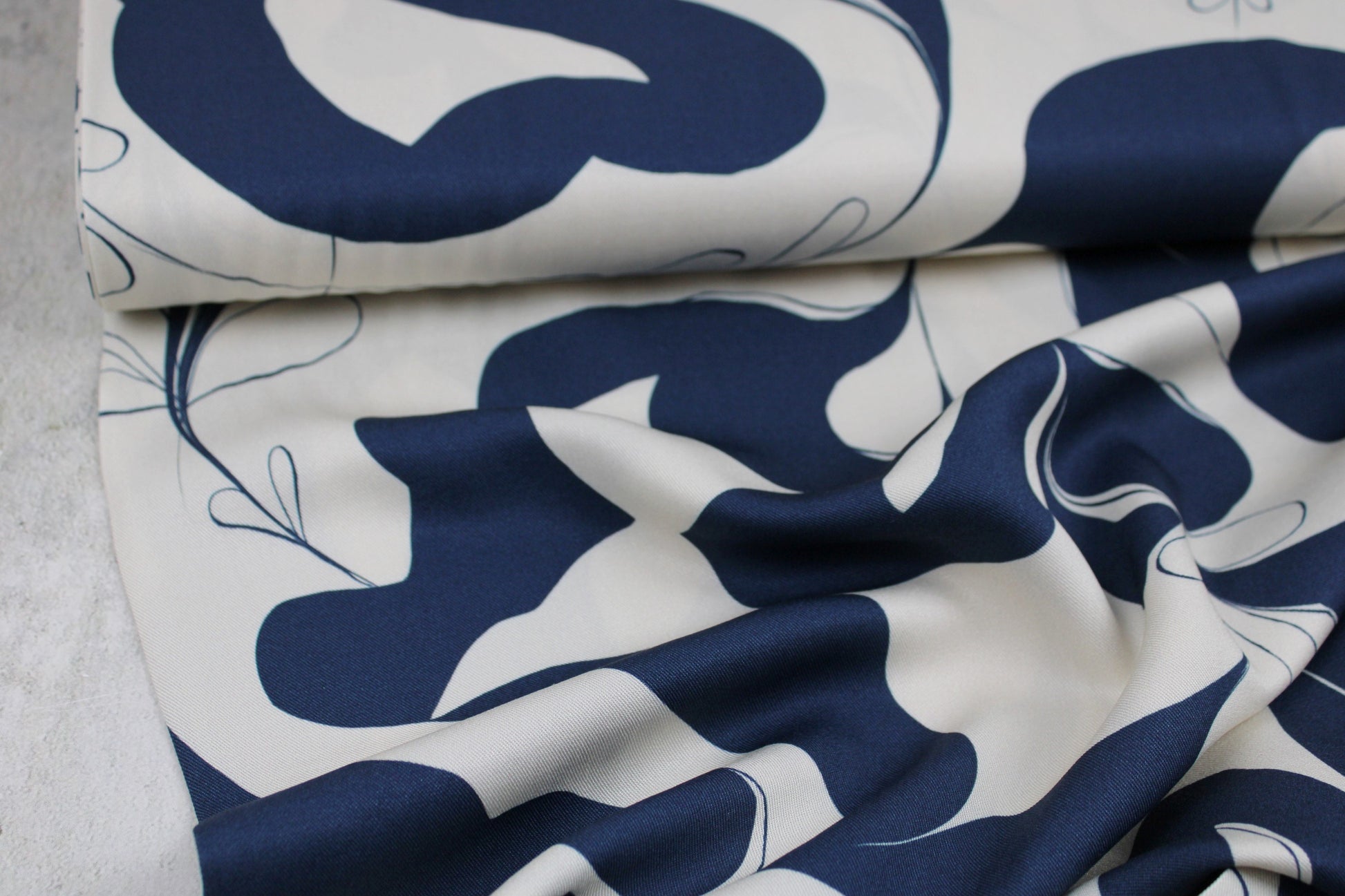 Viskosestoff mit floralem Muster in blau/ecru von Light & Lush Ballenansicht