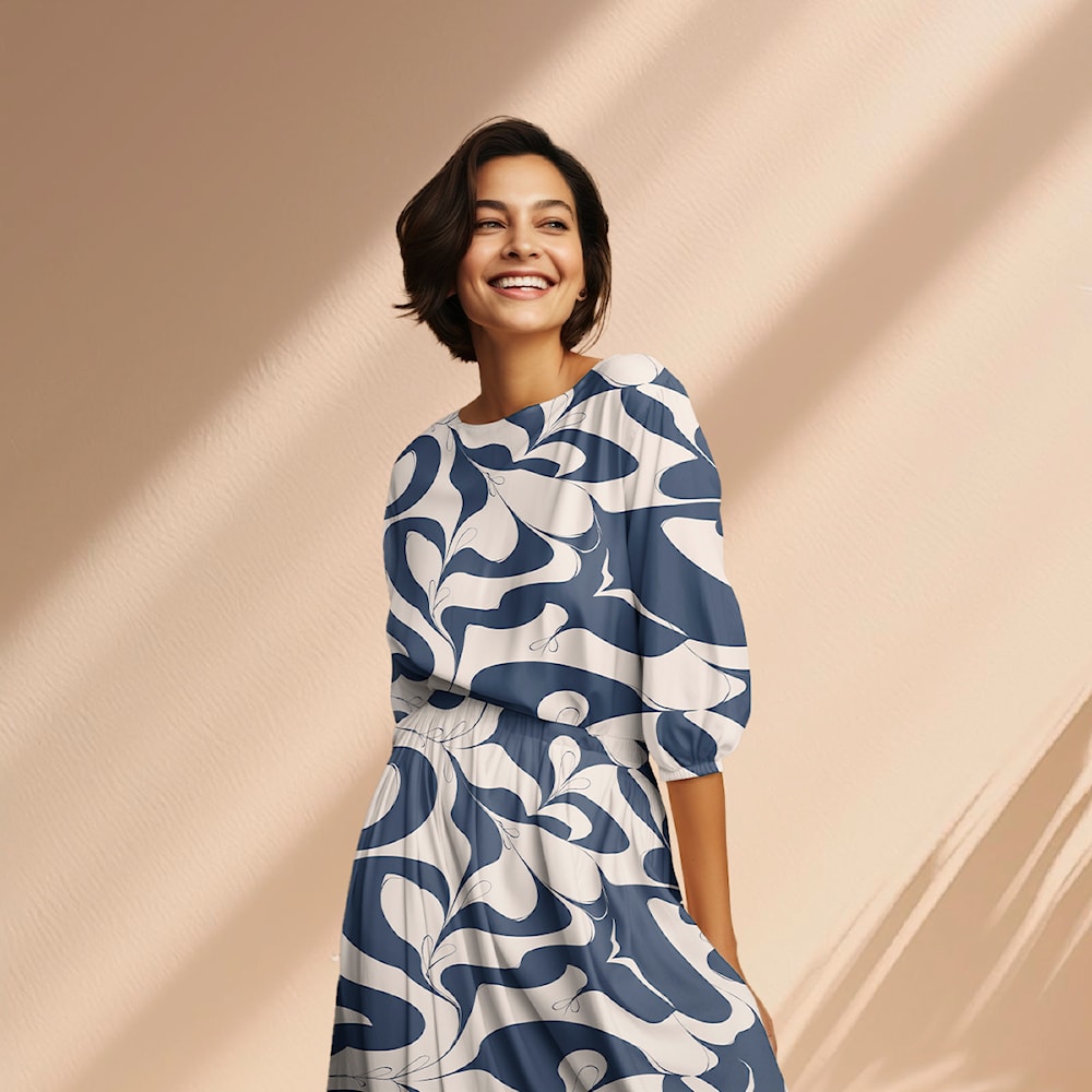 Viskosestoff mit floralem Muster in blau/ecru von Light & Lush als Kleid vernäht