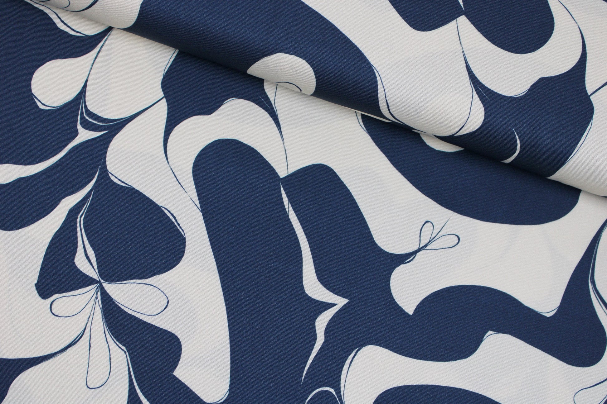 Viskosestoff mit floralem Muster in blau/ecru von Light & Lush quer