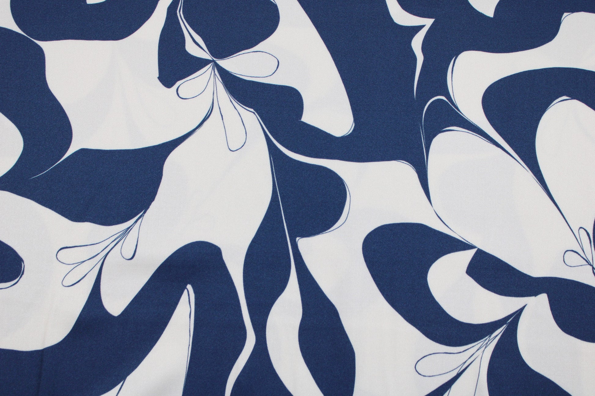 Viskosestoff mit floralem Muster in blau/ecru von Light & Lush Detailansicht