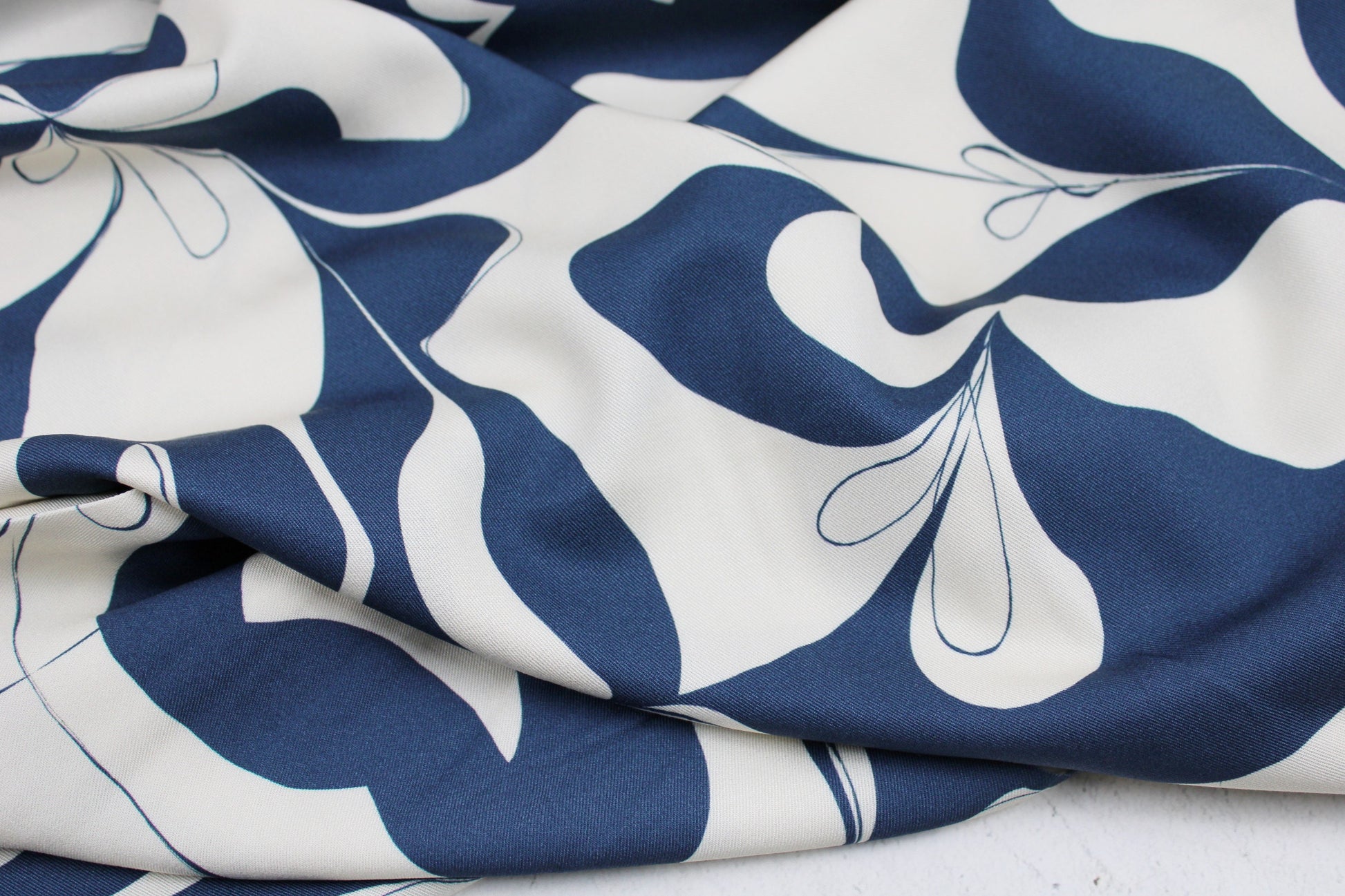 Viskosestoff mit floralem Muster in blau/ecru von Light & Lush