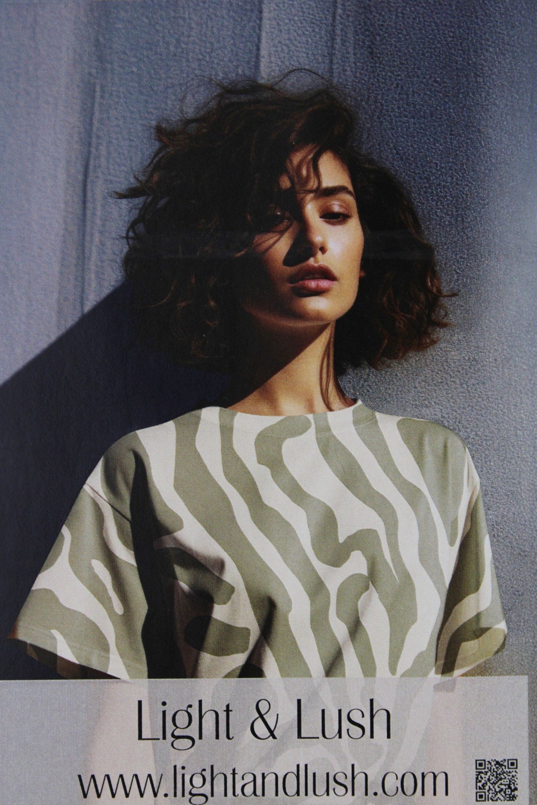 Viskosestoff mit abstrakten Linien in Ecru und Lindgrün von Light & Lush als Blusenshirt vernäht