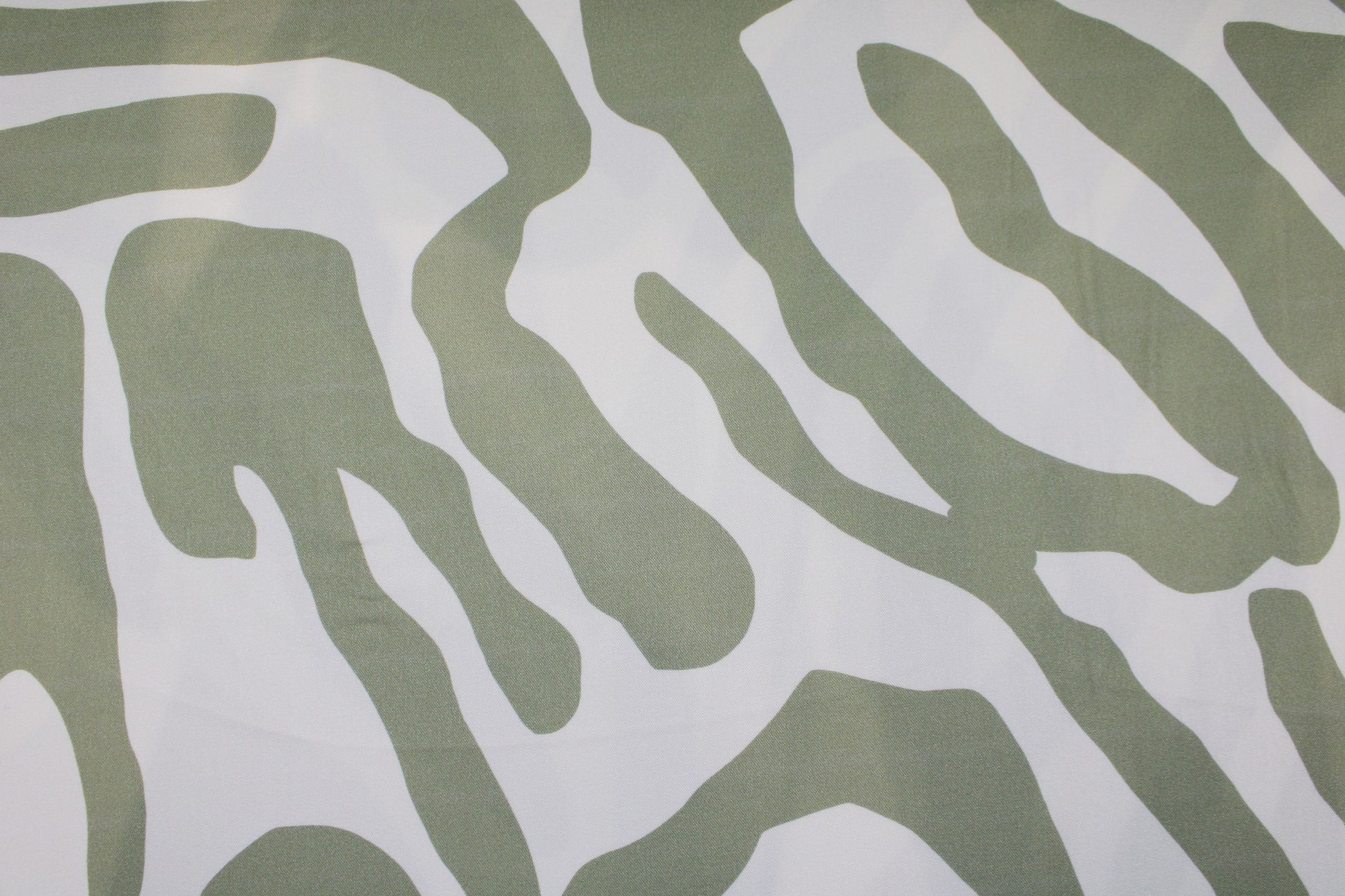 Viskosestoff mit abstrakten Linien in Ecru und Lindgrün von Light & Lush Detailbild