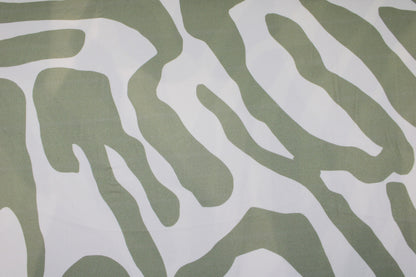 Viskosestoff mit abstrakten Linien in Ecru und Lindgrün von Light & Lush Detailbild