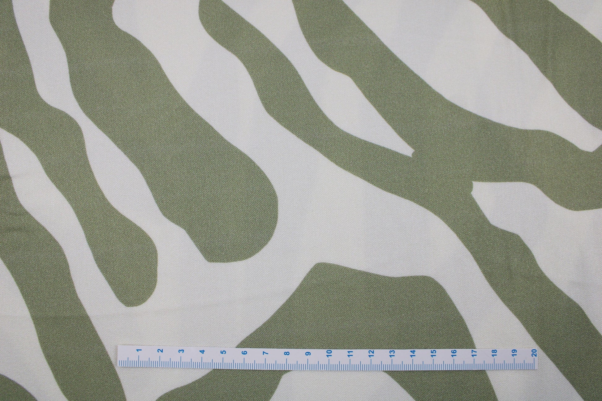 Viskosestoff mit abstrakten Linien in Ecru und Lindgrün von Light & Lush Maßstab