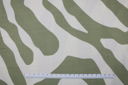 Viskosestoff mit abstrakten Linien in Ecru und Lindgrün von Light & Lush Maßstab