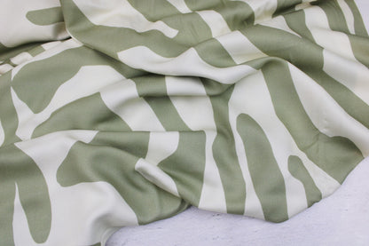 Viskosestoff mit abstrakten Linien in Ecru und Lindgrün von Light & Lush