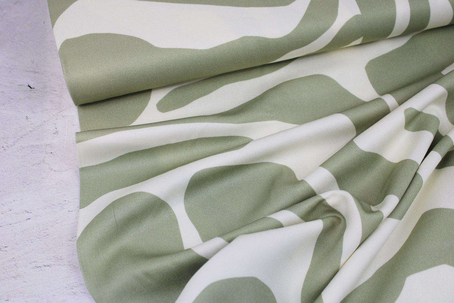 Viskosestoff mit abstrakten Linien in Ecru und Lindgrün von Light & Lush Ballenansicht