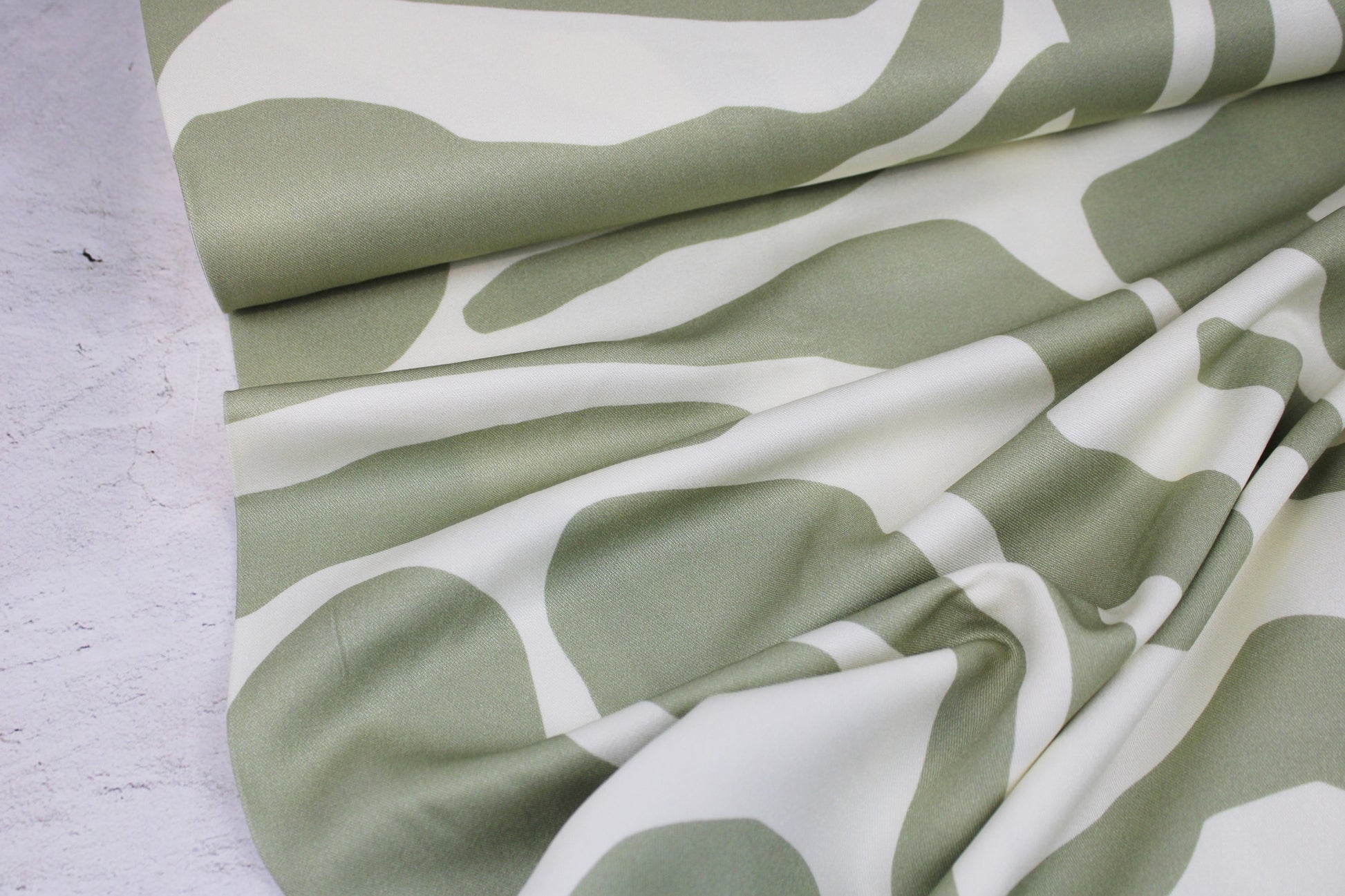 Viskosestoff mit abstrakten Linien in Ecru und Lindgrün von Light & Lush Ballenansicht