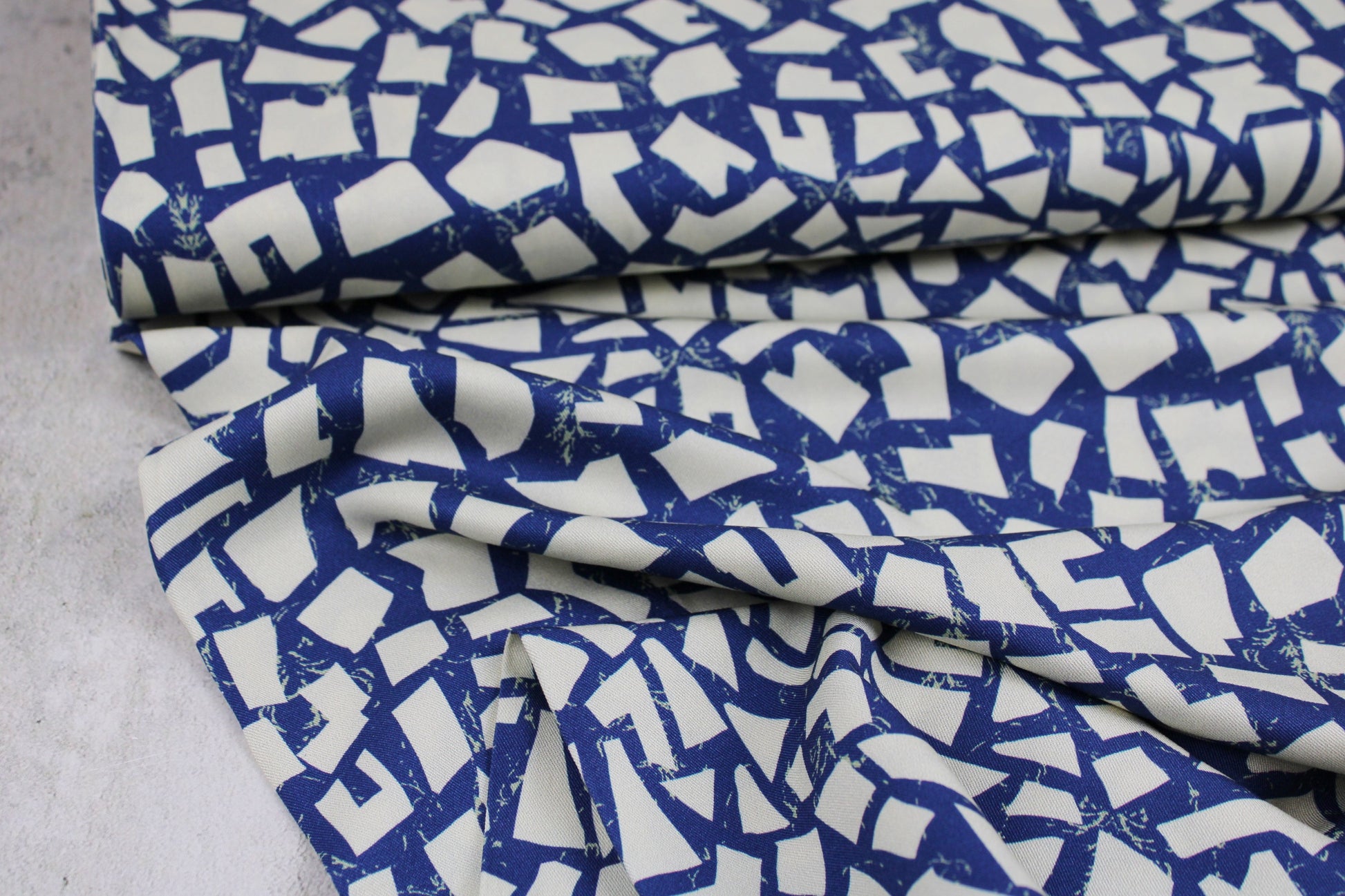 Viskosestoff mit abstraktem Muster in blau/ecru von Light & Lush Ballenansicht