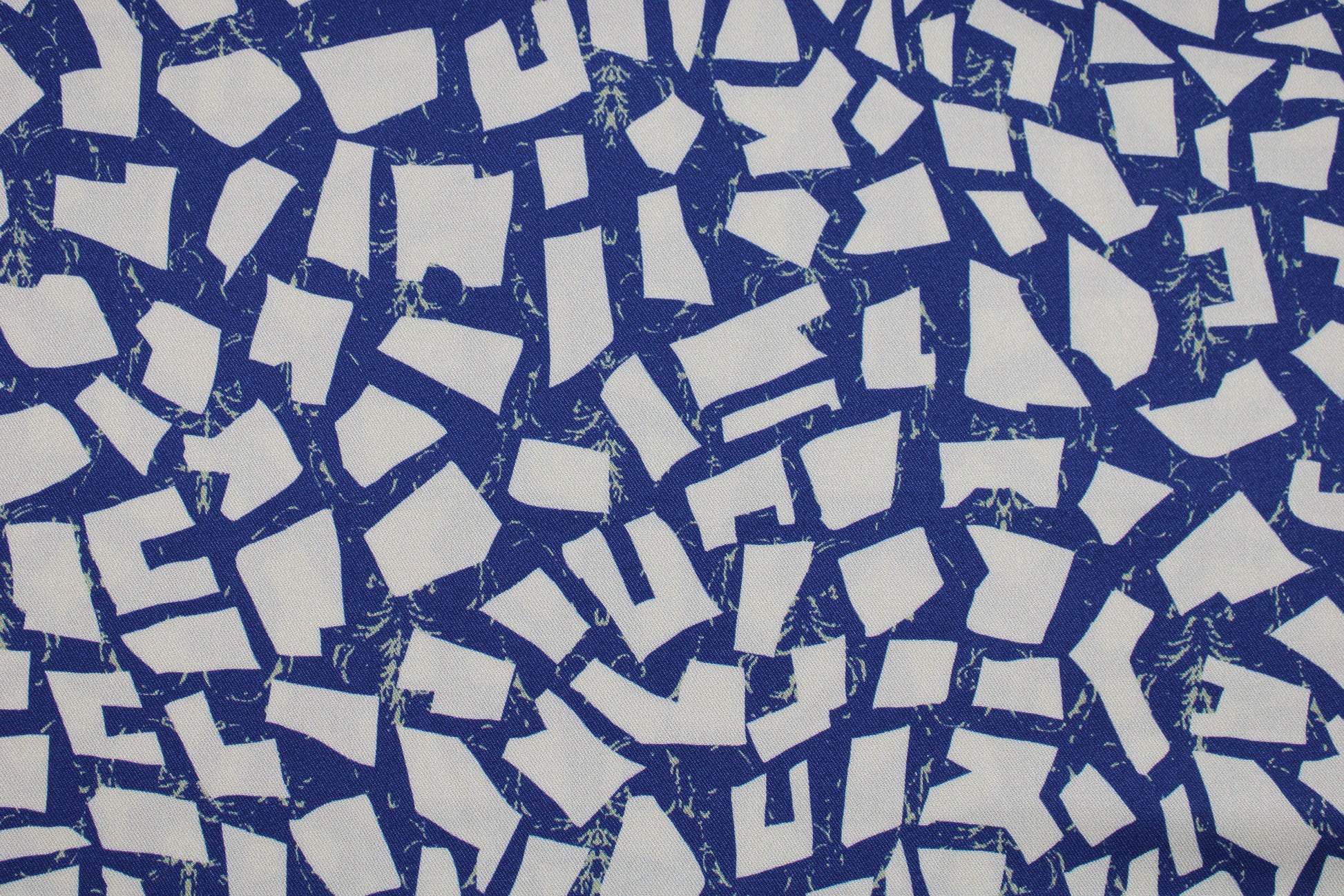Viskosestoff mit abstraktem Muster in blau/ecru von Light & Lush Detailansicht