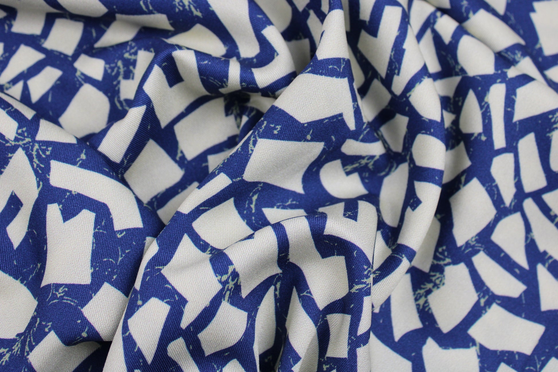 Viskosestoff mit abstraktem Muster in blau/ecru von Light & Lush gedreht