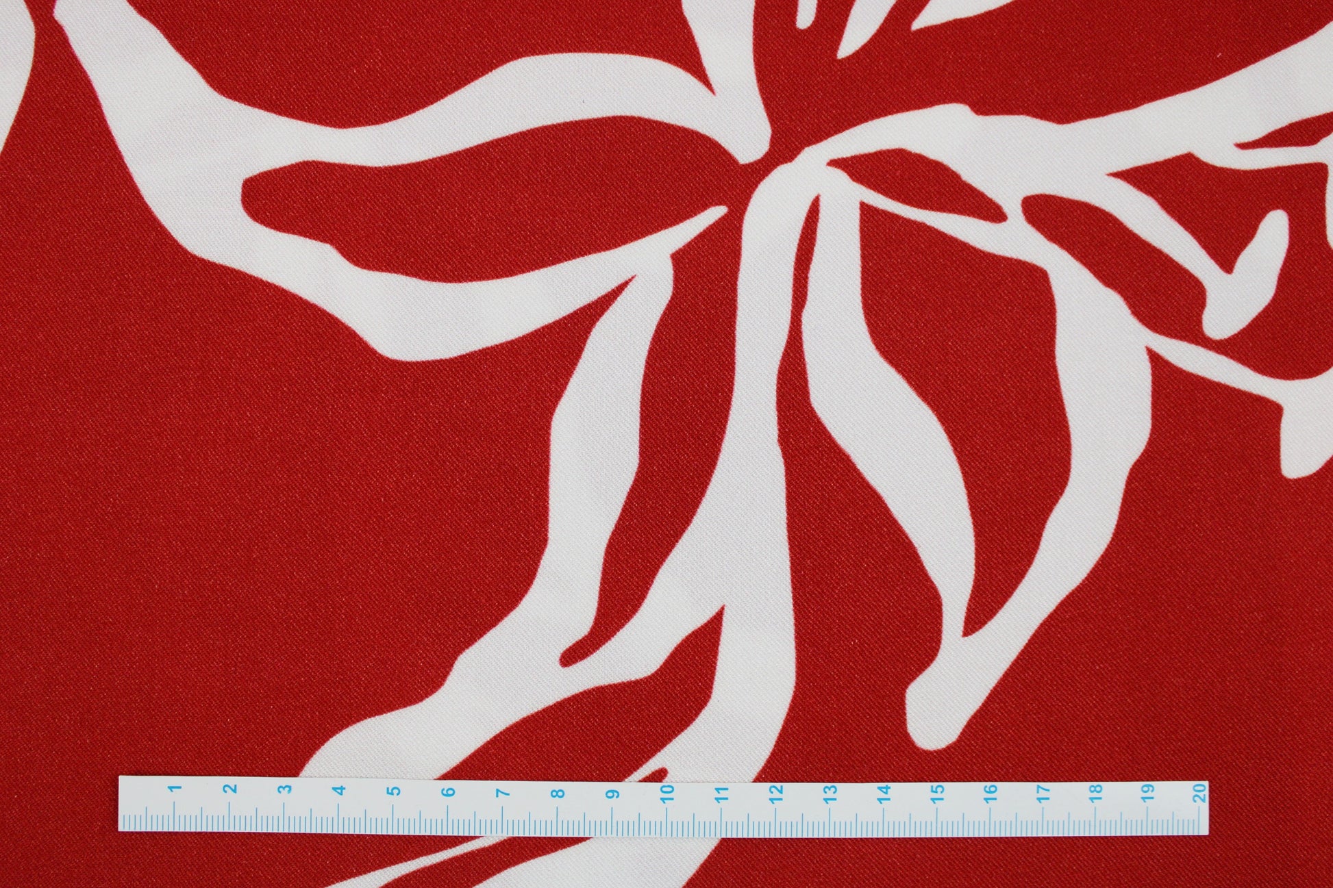 Viskosestoff Light & Lush mit Blumenmuster Rot Ecru Maßstab