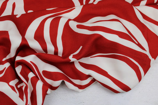 Viskosestoff Light & Lush mit Blumenmuster Rot Ecru