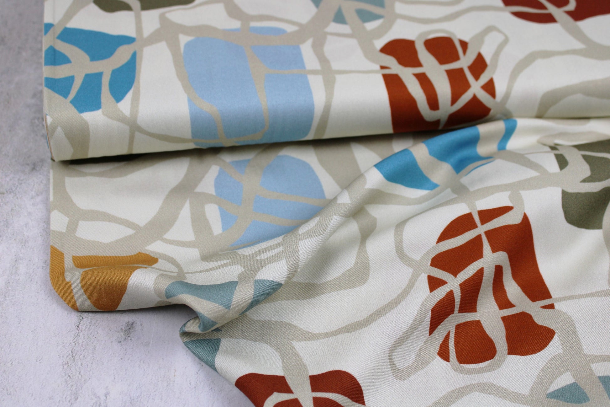 Viskosestoff mit buntem abstraktem Muster von Light & Lush Ballenansicht
