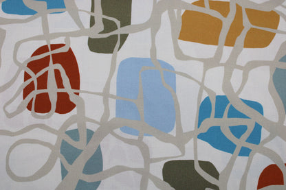 Viskosestoff mit buntem abstraktem Muster von Light & Lush Detailbild