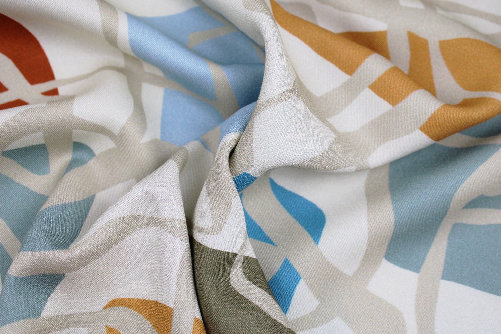 Viskosestoff mit buntem abstraktem Muster von Light & Lush gedreht