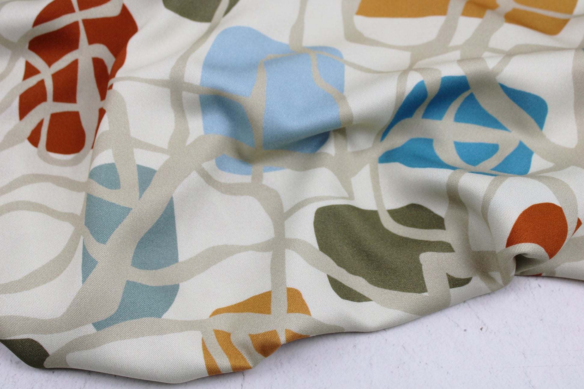 Viskosestoff mit buntem abstraktem Muster von Light & Lush