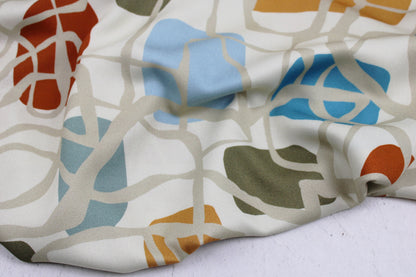 Viskosestoff mit buntem abstraktem Muster von Light & Lush