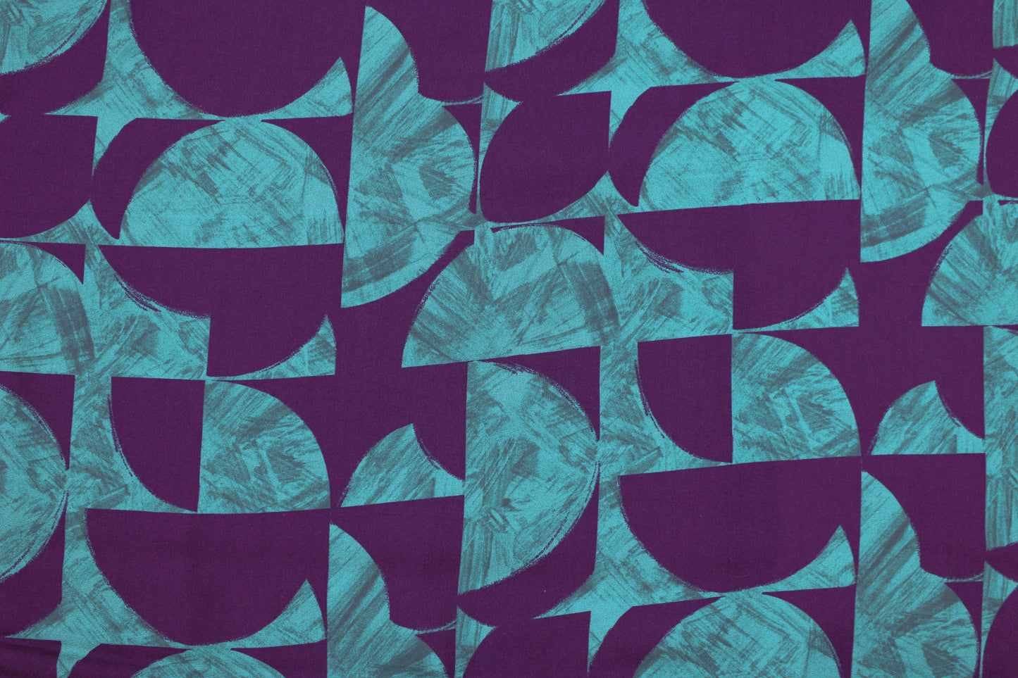 Viskosestoff Mariana mit graphischem Muster in Petrol und Violett Detailbild
