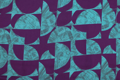 Viskosestoff Mariana mit graphischem Muster in Petrol und Violett Detailbild