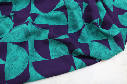 Viskosestoff Mariana mit graphischem Muster in Petrol und Violett