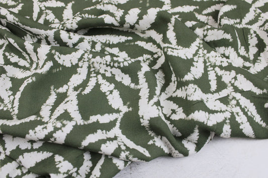 Viskosestoff Molveno mit wollweißen Blättern auf olivfarbenem Grund