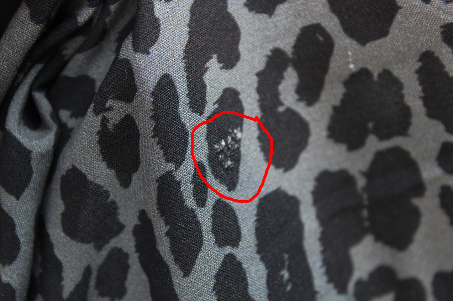 Viskosestoff Pauline mit Leoprint in Anthrazitund Schwarz Stofffehler