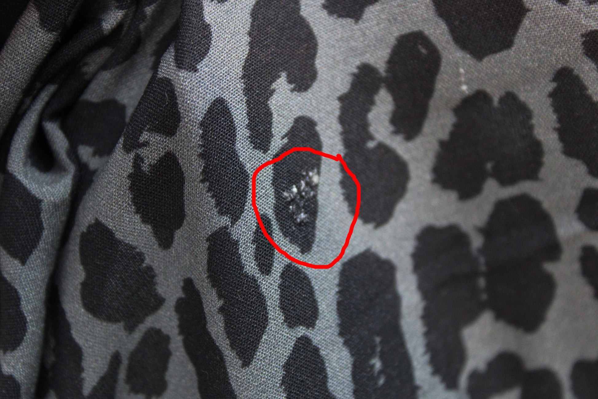 Viskosestoff Pauline mit Leoprint in Anthrazitund Schwarz Stofffehler