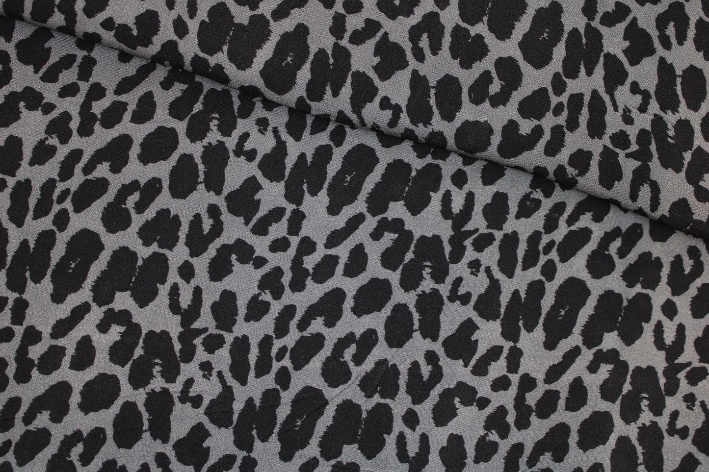 Viskosestoff Pauline mit Leoprint in Anthrazitund Schwarz quer