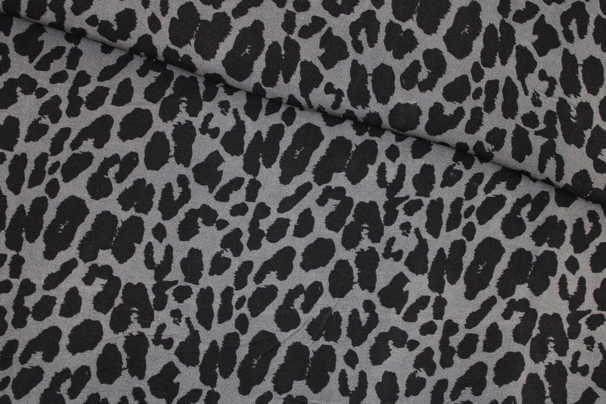 Viskosestoff Pauline mit Leoprint in Anthrazitund Schwarz quer