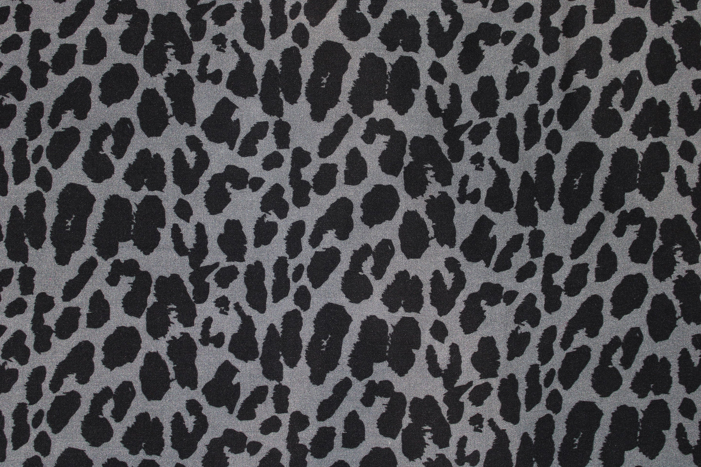 Viskosestoff Pauline mit Leoprint in Anthrazitund Schwarz Detailbild