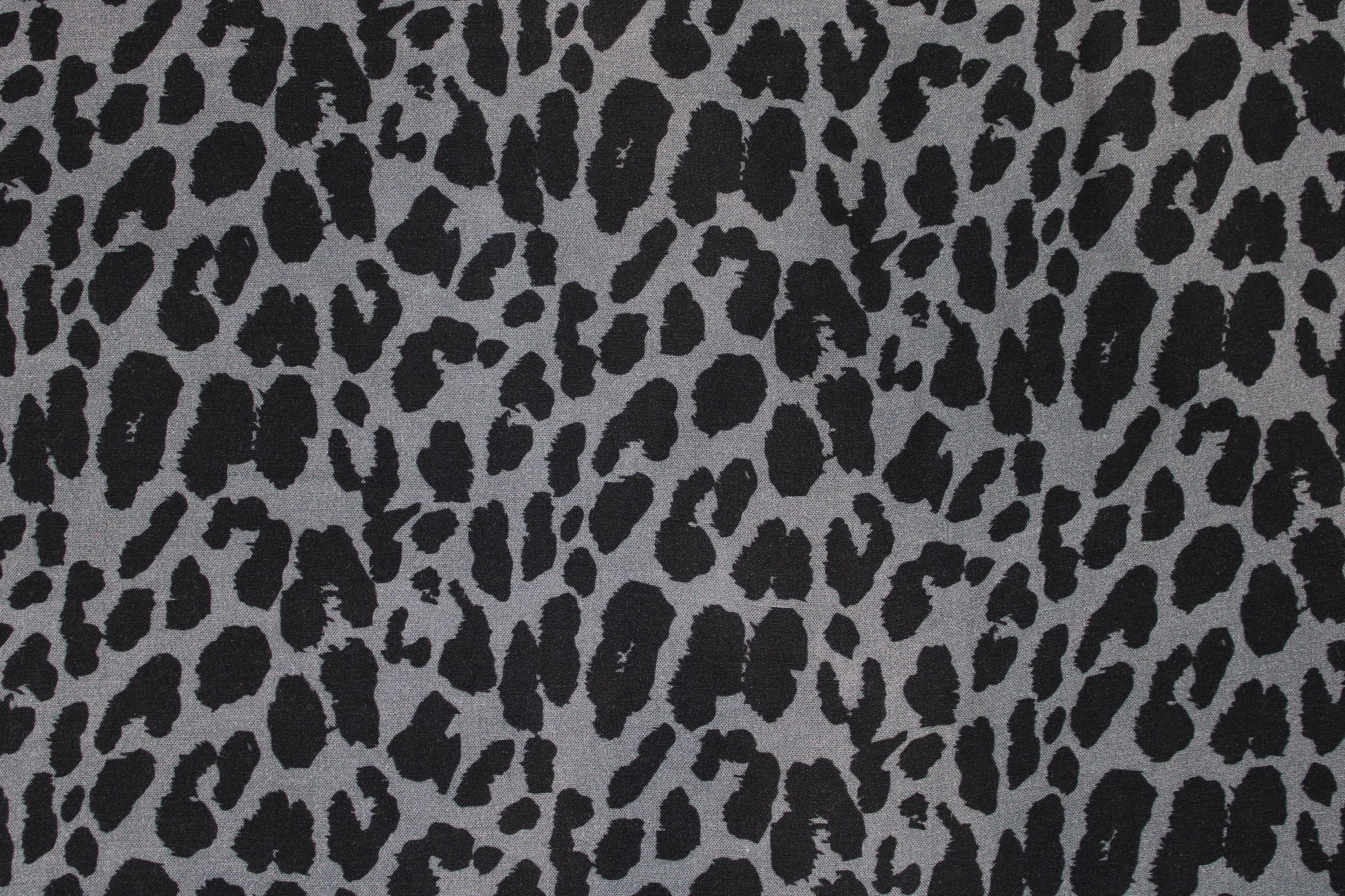 Viskosestoff Pauline mit Leoprint in Anthrazitund Schwarz Detailbild