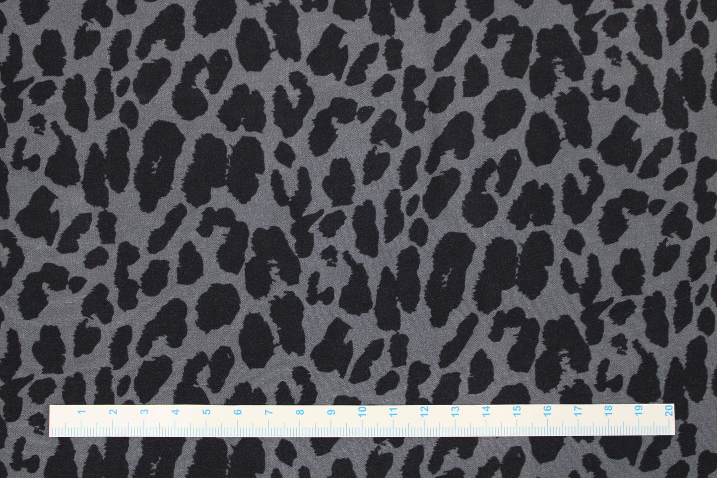 Viskosestoff Pauline mit Leoprint in Anthrazitund Schwarz Maßstab