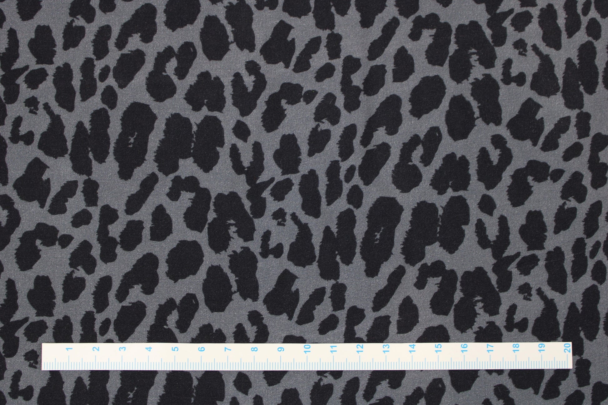 Viskosestoff Pauline mit Leoprint in Anthrazitund Schwarz Maßstab